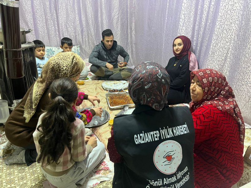 Gaziantep’in sessiz kahramanları Ramazan boyunca kapı kapı yardım dağıttı